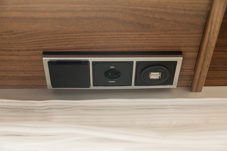 Az asztal és a hátsó ágy felett is akadt egy ilyen töltőpont. A 230 voltos aljzatokban vadkemping üzemben nincs áram, de USB-ről tudjuk az eszközöket tölteni.