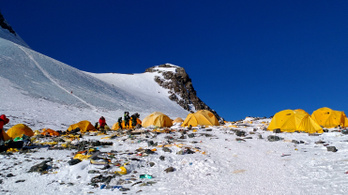 Lezárják a Mount Everest kínai alaptáborát a turisták elől, mert túl sokat szemetelnek