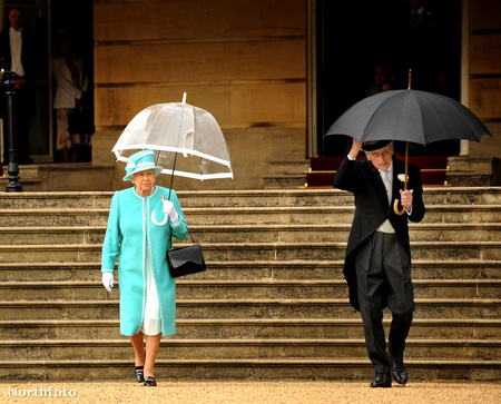 Tipikus angol idő: 2009-ben az első királyi nyári partira mentek, amikor eleredt az eső. A királynő megint átlátszó esernyőt választott.