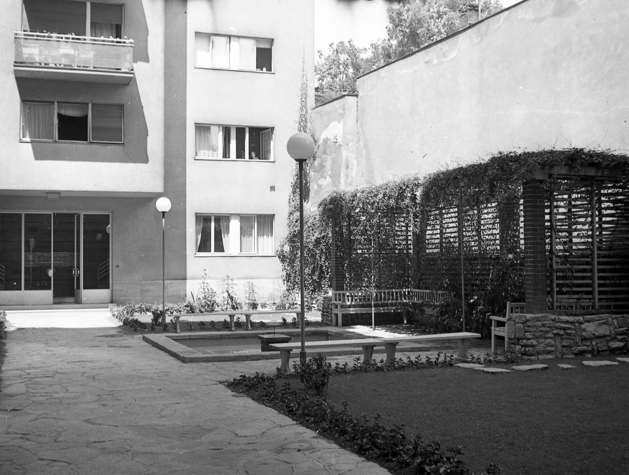 Egy belső kert a korai negyvenes évek Budapestjéről, de gyakorlatilag az elkövetkező évtizedekben bármikor készülhetett volna. Na persze nem Magyarországon, hanem mondjuk a hatvanas évek Bécsében. Nálunk akkoriban már nem nagyon épültek ennyire igényes belső udvarok.
