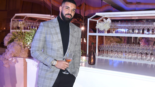 Drake több mint 112 millió forint értékben vásárolt tokot a mobiljára