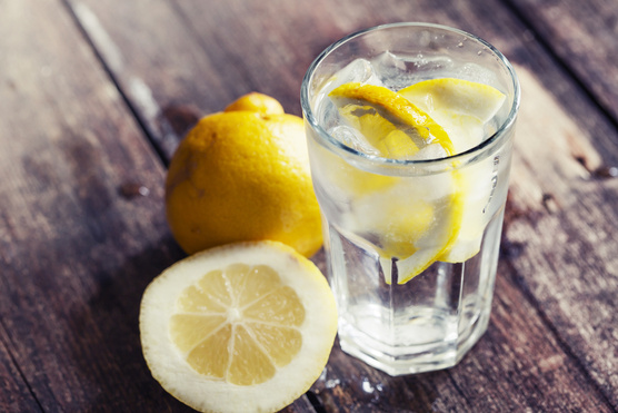 Fogyaszt, lúgosít, méregtelenít? Mire jó a citromos víz?