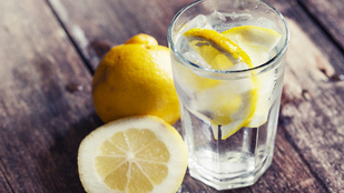 Fogyaszt, lúgosít, méregtelenít? Mire jó a citromos víz?