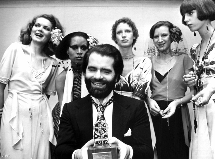 Lagerfeld 1973. november 29-én, egy újabb díjjal a nyugat-németországi Krefeldben