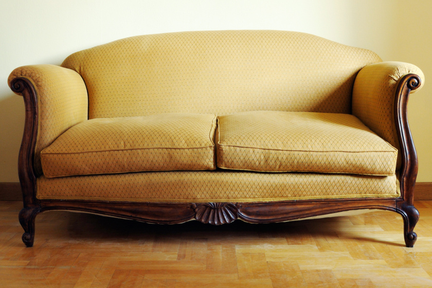 Lebontották a 200 éves kanapé támláját: hihetetlen érték rejtőzött mögötte