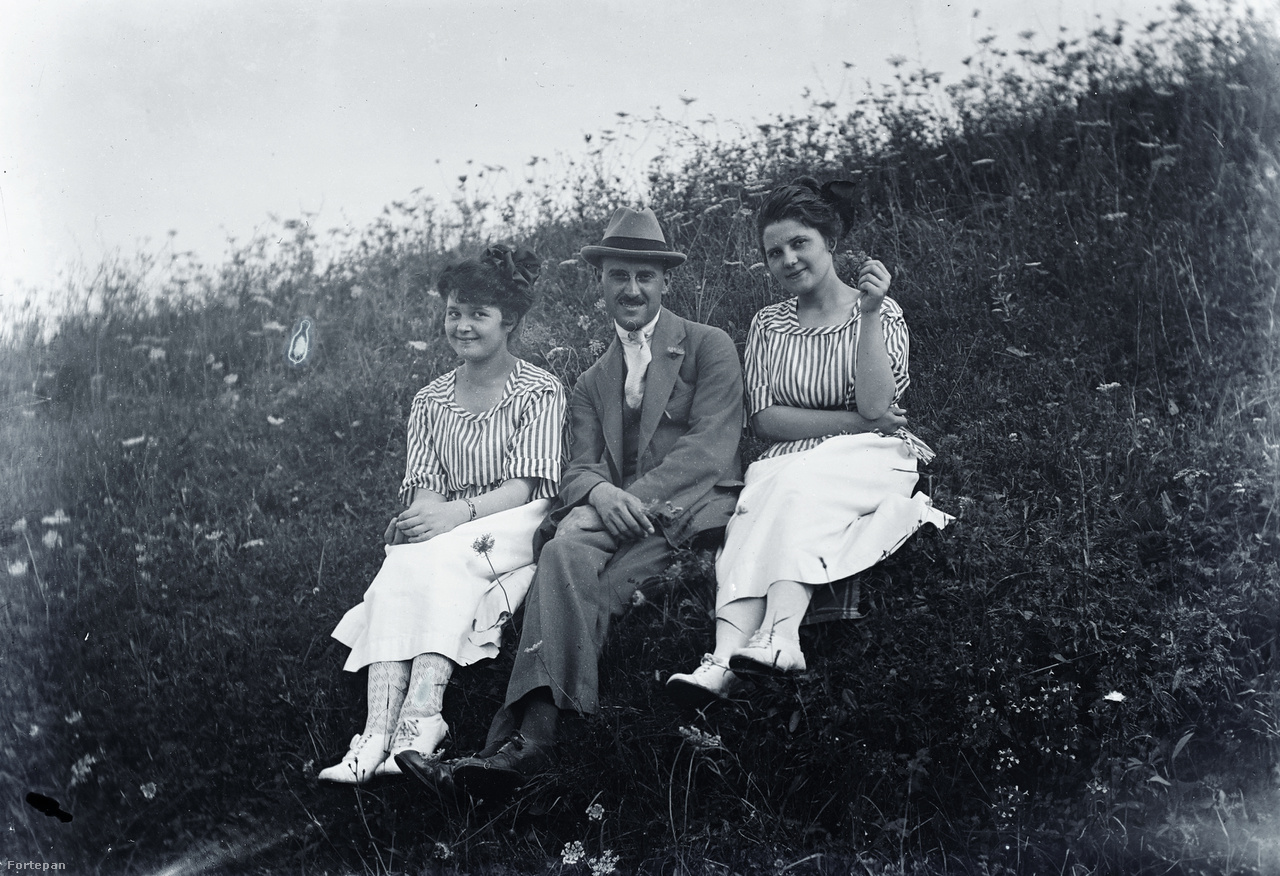 Dr. Schlemmer József kezdő orvosként ifjú hölgyekkel, udvarlásának tárgyaival, 1920 körül.