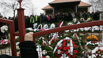 Megkoszorúzták a tatárszentgyörgyi áldozatok sírját az Emmi munkatársai