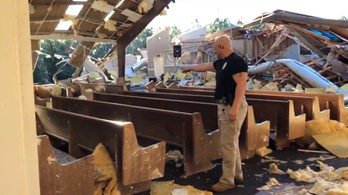 Egy tornádó elpusztította a templomot, de a keresztelőt megtartották