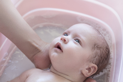 újszülött csecsemő fürdés fürdetés (3)