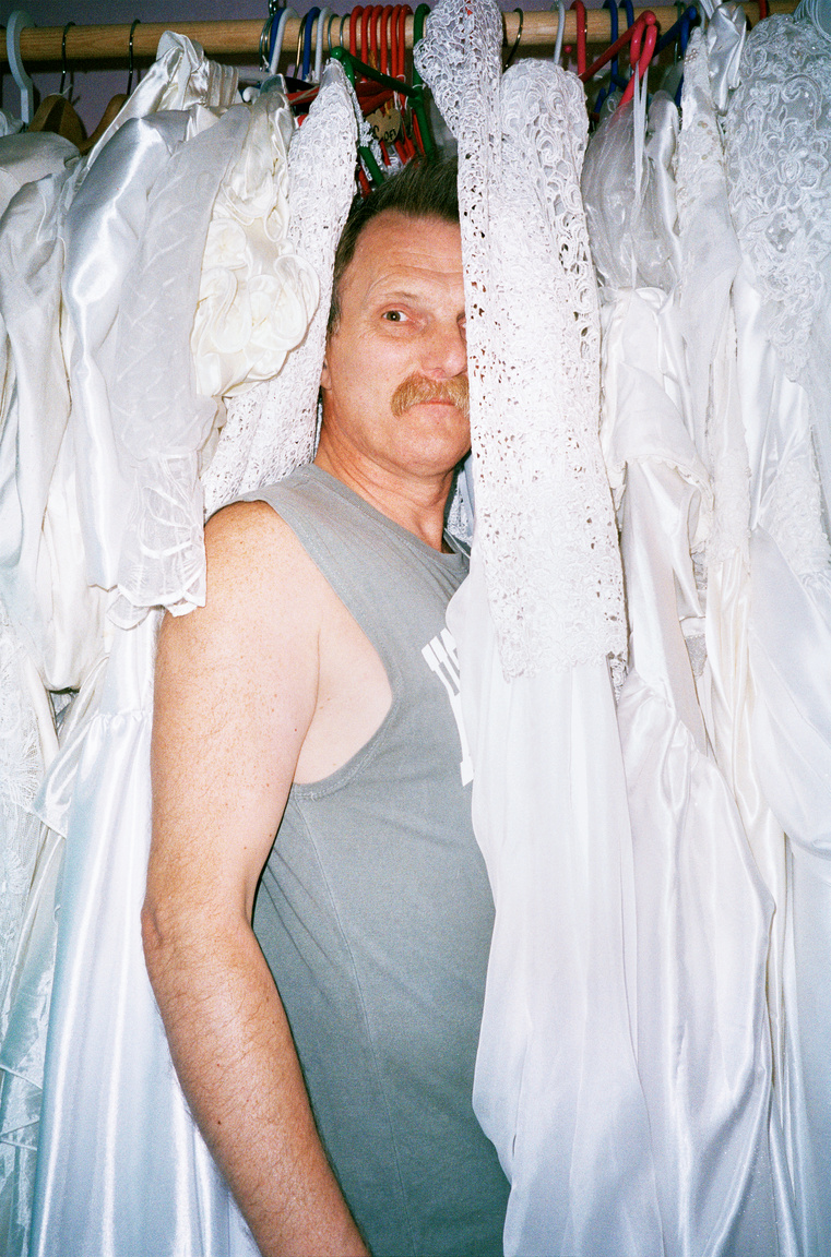 A Hamupipőke Ember: ez állt zárójelben a fotós egy régebbi írásában Jan Roger Elstad neve mellett. A férfi menyasszonyi ruhákat gyűjt lassan harminc éve, és a rózsaszínre festett alagsorában tárolja őket.