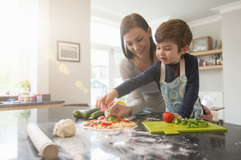 Fejleszti a gyerek agyát, megelőzi az elhízást: a közös főzés nagyon jó hatással van a kicsire
