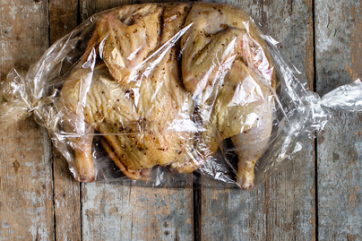 Így lesz puha és tökéletes a sült csirke, ha sütőzacskóban sütöd