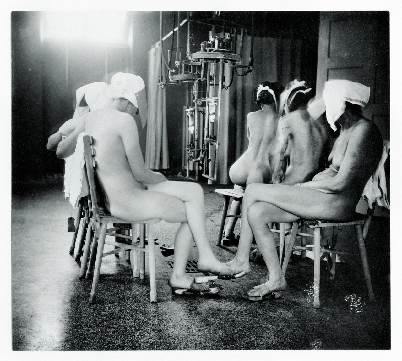Nicolai Howalt fent említett munkájához kapcsolható ez a régi fotó is: különféle bőrbetegségekben szenvedő nők fényterápiája a Finsen-intézetben, 1920-1930 körül. Zselatinos ezüst nyomat a Koppenhágai Egyetem Orvosi Múzeumából.