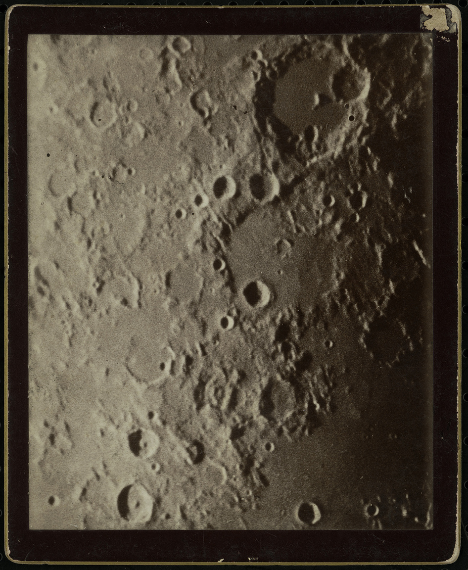 A Hold felszínének részlete a kaliforniai Mount Wilson obszervatóriumból. Gothard Jenő amerikai körútja során jutott hozzá ehhez a képhez is.