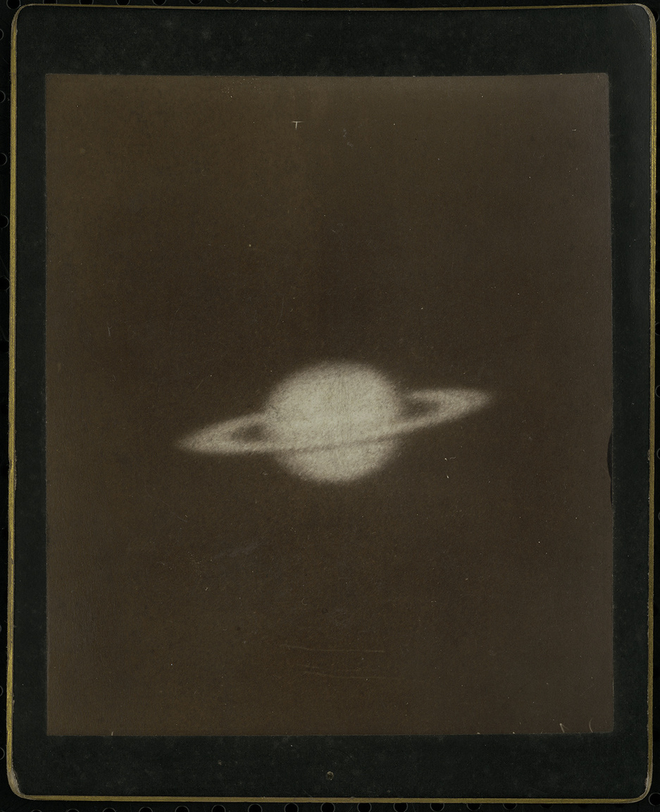 Ez a Szaturnuszról készült felvétel is az amerikai Mount Wilson obszervatóriumban szolgált demonstrációs anyagként, majd került Gothard gyűjteményébe. 