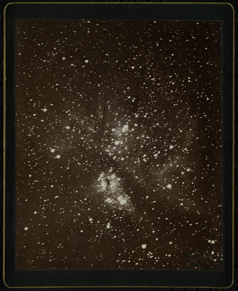 Gothard Jenő az asztrofotózás egyik külföldön is jól ismert és elismert űttörője volt. Mielőtt maga is belevágott volna a mélyégi objektumok megörökítésébe, tanulmányúton járt Amerikában. A fotó Peruban készült, a XIX. század utolsó évtizedében, mégpedig a világ akkor egyik legnagyobb teljesítményű távcsövével, a Bache refraktorral, és az Eta Carinae-köd látható rajta. A felvétel az amerikai Mount Wilson obszervatóriumban szolgált demonstrációs anyagként, onnan került Gothard gyűjteményébe. 