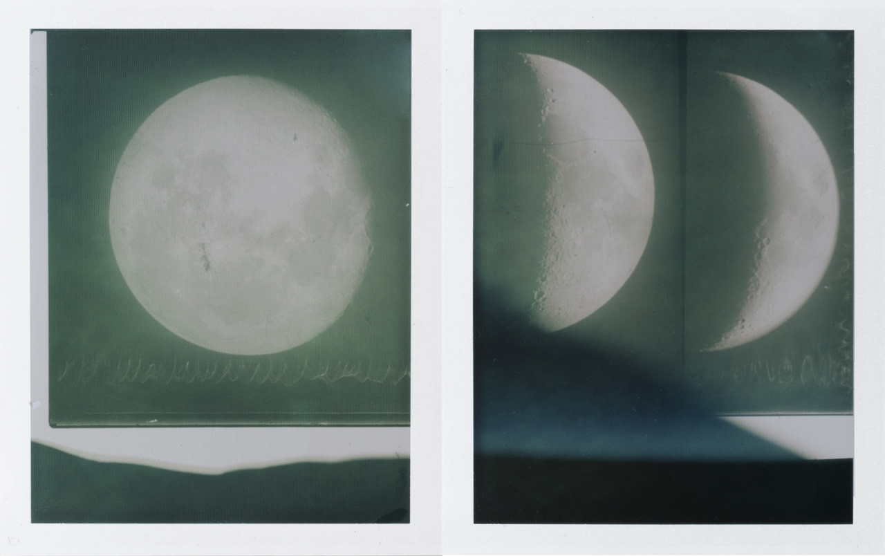 A svéd Johan Österholm "Polaroid lunagramok" című sorozata a holdfény és a fotós rég elhunyt nagyapja közt teremt éteri kapcsolatot. Míg a Hold növekvő fázisban van, Österholm fényszennyezéstől mentes tájakat keres, hogy sötétkamra helyett a szabad ég alatt, a Hold fényével dolgozhasson, majd a nagyapja által az 1920-as, 1930-as években exponált, Holdfázisokat bemutató üvegnegatívokról készít kontaktmásolatokat Polaroid papírra – a telihold fényével. 