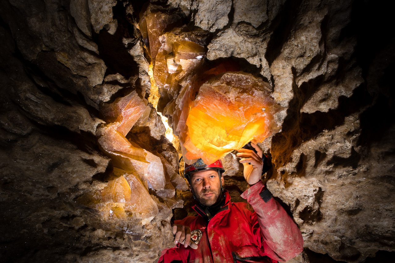 A Podóliai gipszbarlangok legkülönlegesebb képződményei a barlang befoglaló kőzetében található hatalmas méretűre nőtt szelenit kristályok. 