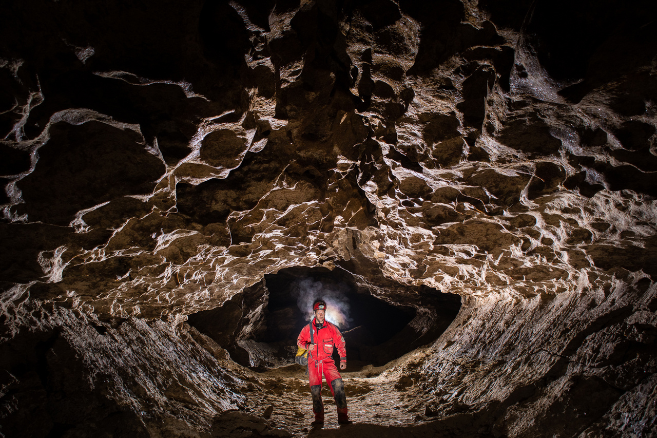 Az Ukrajnában található Podóliai hátság gipszbarlangjairól nevezetes. Az itt található barlangok közös tulajdonsága, hogy néhány négyzetkilométeres területen akár több száz kilométer hosszú, szövevényes, labirintusszerű járathálózatot alkotnak, melyekben nagyon jellegzetes járatszelvények láthatóak.