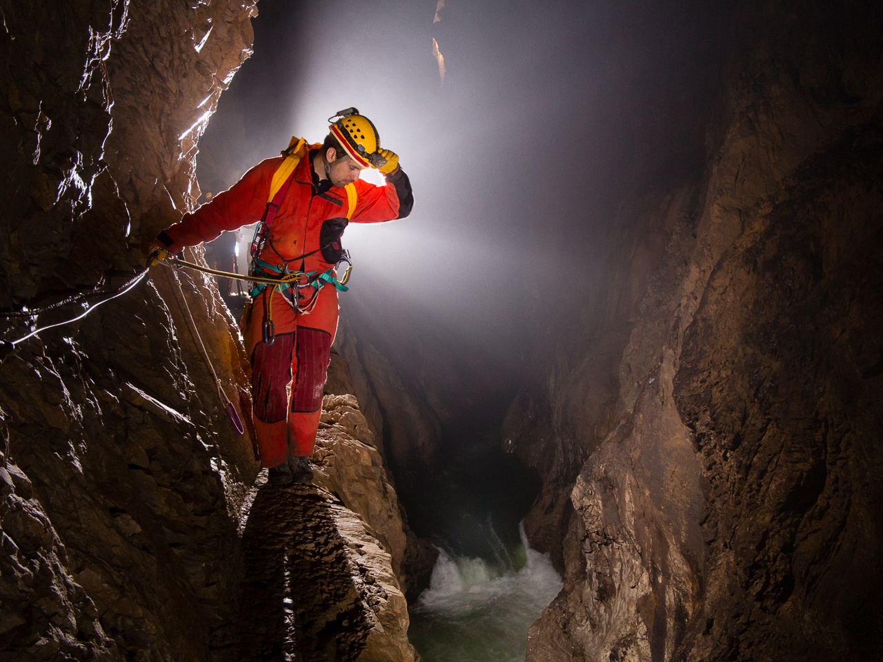 A szlovéniai Skocjan-barlangban évente több százezer látogatót ejt ámulatba az 80-100 méter magas folyosókban dübörgő víz, de a látogatók által elzárt részek is hasonlóan monumentálisak. A barlang végpontjához néhol csak a több tíz méteres magasságban futó, keskeny, drótkötéllel biztosított párkányokon lehet eljutni. 