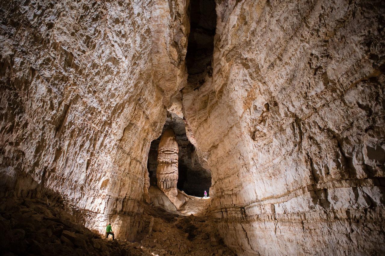 Az amerikai Új-Mexikóban található Guadalupe-hegység a barlangok legkülönlegesebbjeit rejti magában. A hatalmas terek és gigászi méretű képződmények igen hosszú ideig tartó barlangképződésről mesélnek. 