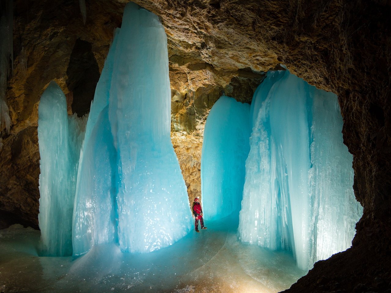 Az ausztriai Tennengebirge közel 2000 méter magasságban húzódó platója több jeges barlangot is rejt magában. Ezekben a barlangokban a változatos jégképződmények elsősorban a tavaszi hóolvadás során befolyó vizekből formálódnak, de sajnos évről évre itt is megfigyelhető a jégképződmények folyamatos csökkenése. 