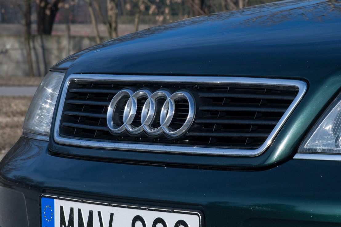 Egyszerű maszk, Audi-logóval