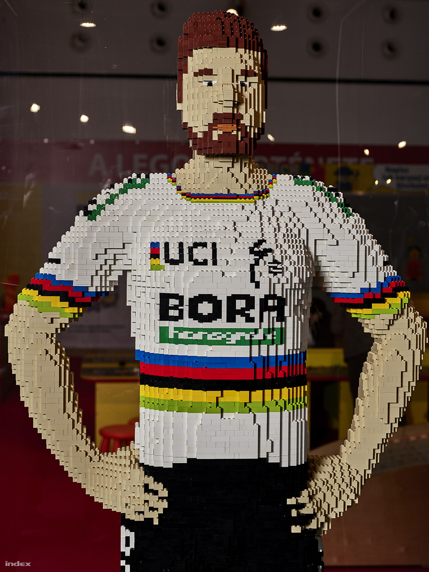 Peter Sagan, a Tourminator. A szlovák országúti kerékpárversenyző, háromszoros UCI-világbajnok életnagyságú szobra 70 000 kockából készült el.