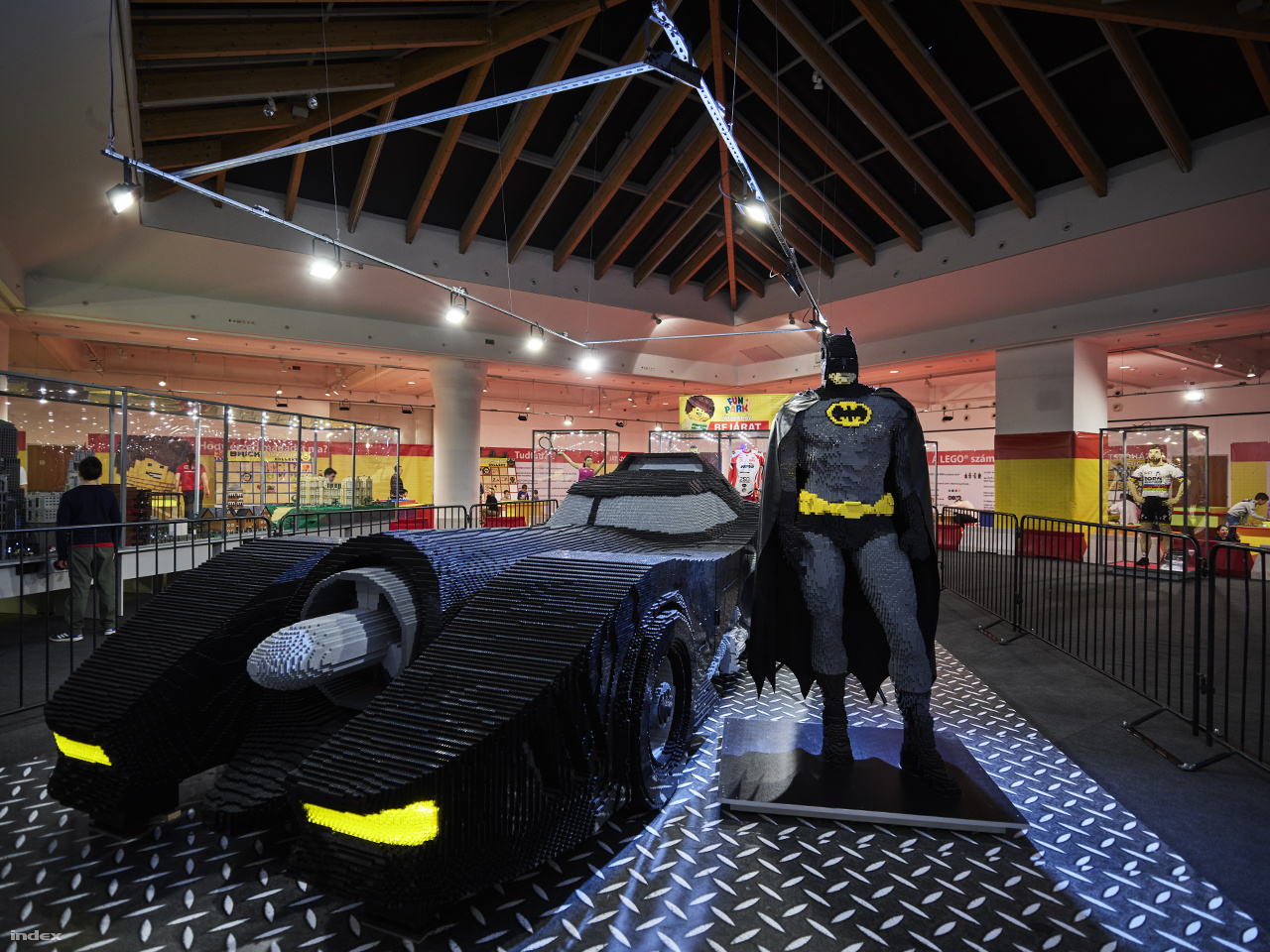 A kiállítás másik monumentális darabja az 1:1 arányú Batmobil (900 000 kockából építették, hossza 7 méter) és mellé az életnagyságú Batman (70 000 kockából), a Tim Burton-féle 1989-es mozifilmből.