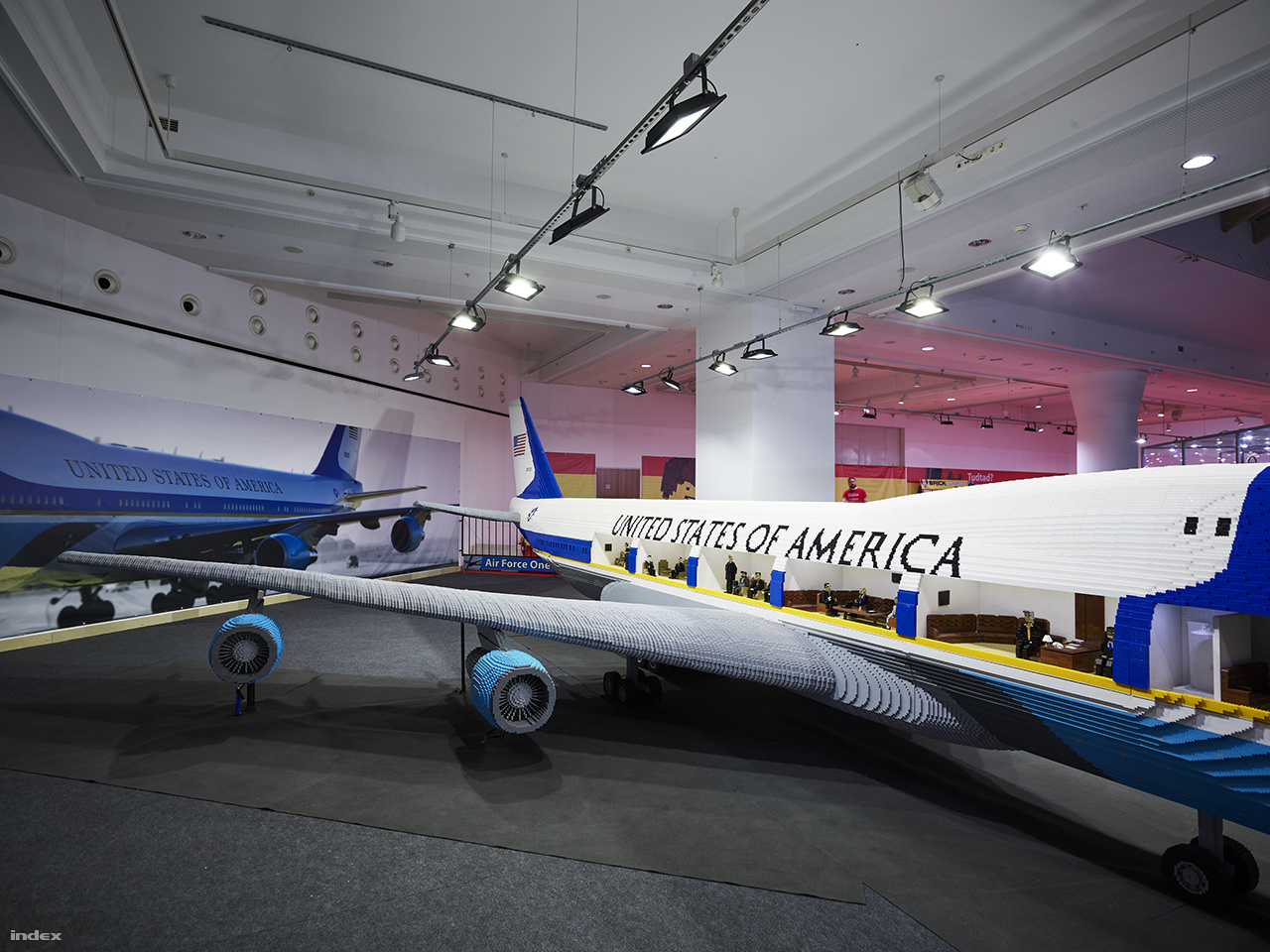 A látogatók betekinthetnek a repülőgép belsejébe is, ahol az USA legfontosabb történelmi személyiségeivel elevenednek meg történelmi jelenetek.