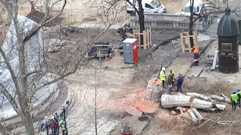Az önkormányzat szerint életveszélyes volt a Vörösmarty téren kivágott fa