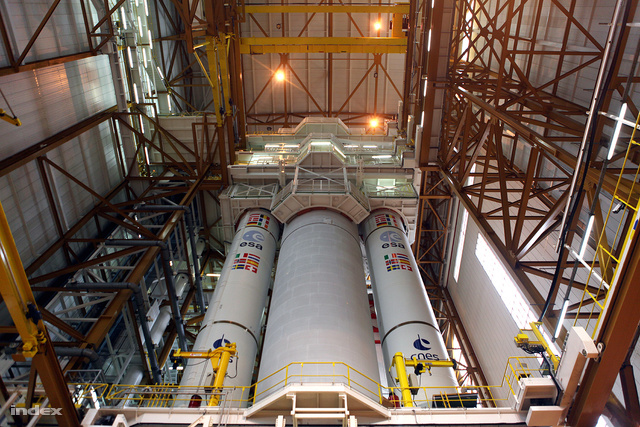 És az épület nagy csarnokában ott áll a következő Ariane-5.