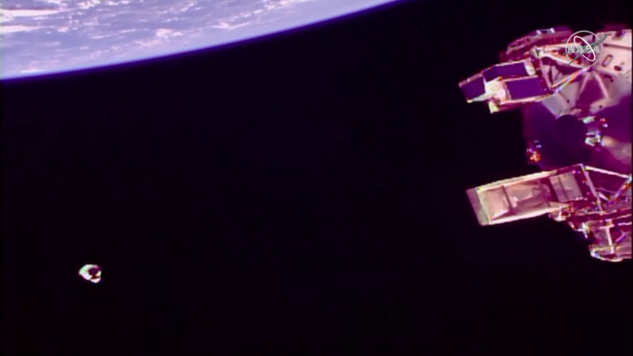 Vasárnap, magyar idő szerint 11 körül a Crew Dragon először kb. 130 méterre közelítette meg az ISS-t.