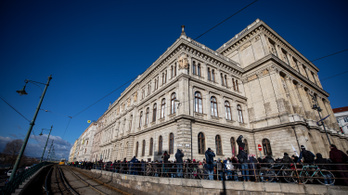 Bár elvették az intézeteiket, az MTA az egész magyar tudományt védeni akarja