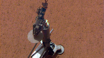 Megkezdte a túrást a Marson az Insight robotvakondja