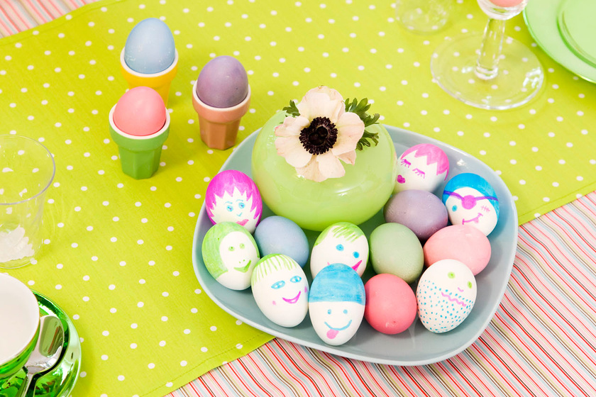 Tojásfestés gyerekkel: így lesz az egyszerű tojásból vicces vagy cuki locsolóajándék