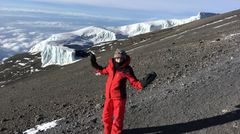 11 éves magyar kislány a Kilimandzsáró csúcsán