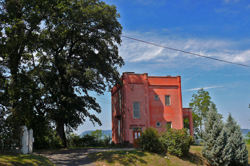Kripta-villa a Balaton partján - Kinek állít emléket a hátborzongató nevű ház?