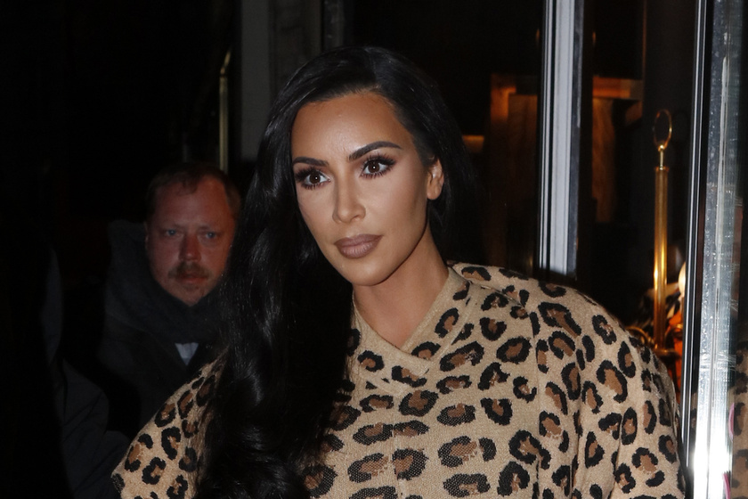 A hálószobában is merész lenne, amit Kim Kardashian az utcán viselt