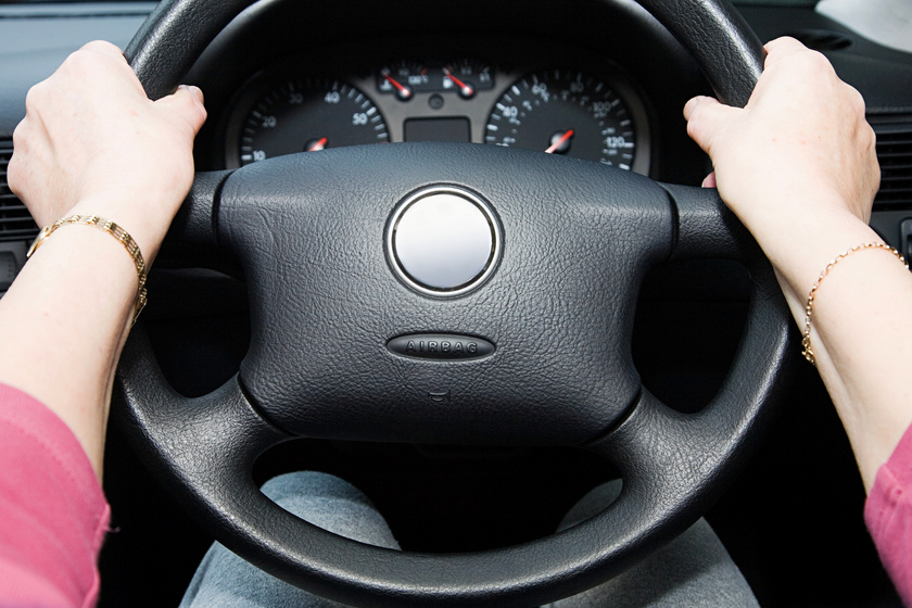 Ha van jogosítványod, és nő vagy, neked is ingyenes a vezetéstechnikai tréning