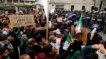 Káoszra figyelmeztet az algériai elnök