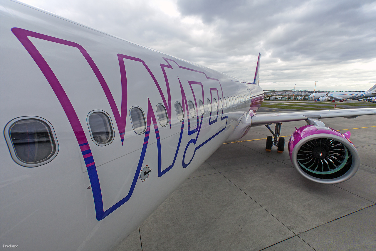 A Wizz Air ugyanis az Airbus, a Ryanair pedig a vetélytárs gyártó, a Boeing mellett kötelezte el magát. A Wizz 72 darab A320-as gép mellett már 32 darab 230 ülőhelyes A321-es géppel is rendelkezik. Ezek mellé érkezett meg most a flottába az első A321neo, amit idén még 6, a következő években pedig összesen 183 ugyanilyen repülő követ.