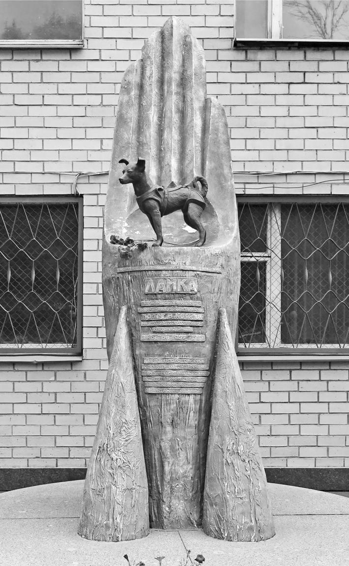 Lajka kutya, a szovjet űrprogram oltárán feláldozott moszkvai kóbor kutya 2008-ban állított emlékműve a Milicejszkij utcában. A szobor talapzata egyszerre formáz rakétát és szkafanderkesztyűt. Lajka ugyan elpusztult a Szputnyik-2 küldetés során (pár órával a start után a kabin túlhevülése végzett vele), de neki köszönhetően bizonyosodhattak meg a szovjet rakétatudósok, hogy egy fejlett élőlény képes lehet túlélni egy rakétastartot, és életben maradni űrbéli körülmények között.