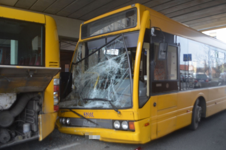 Az ütközéstől az első busz vezetője mellett álló utas, illetve az okozó jármű sofőrje megsérültek, őket a mentők kórházba vitték.