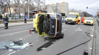 Felborult egy mentőautó Kispesten