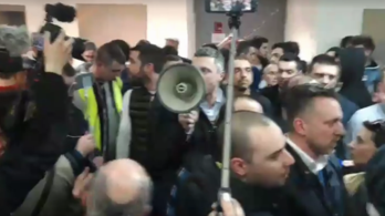 Tüntetők hatoltak be a szerb köztévé épületébe