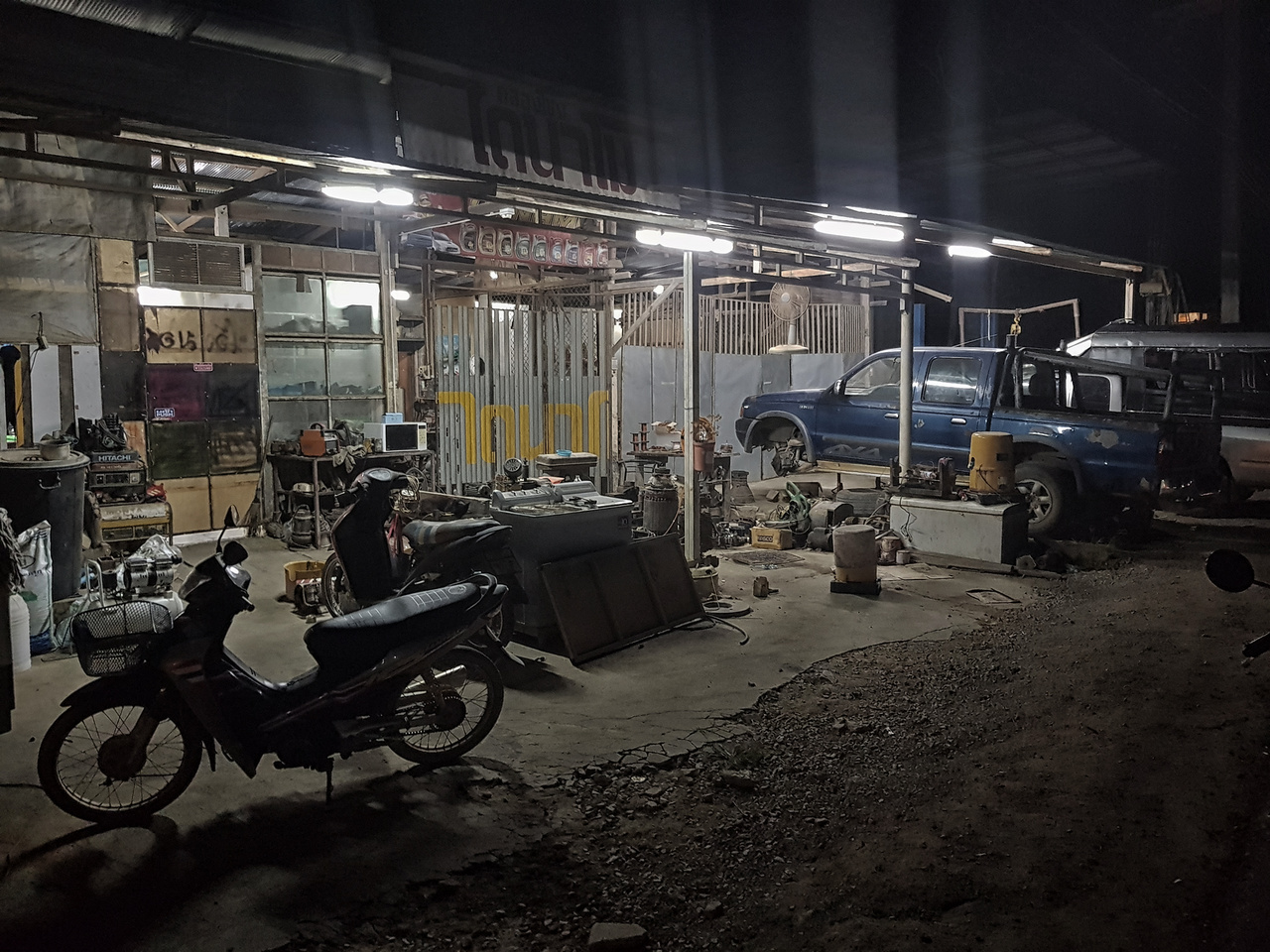 Éjjel-nappali autószerviz Ao Nangon. Rengeteg hasonló színvonalú műhelybe lehet beleakadni úton-útfélen