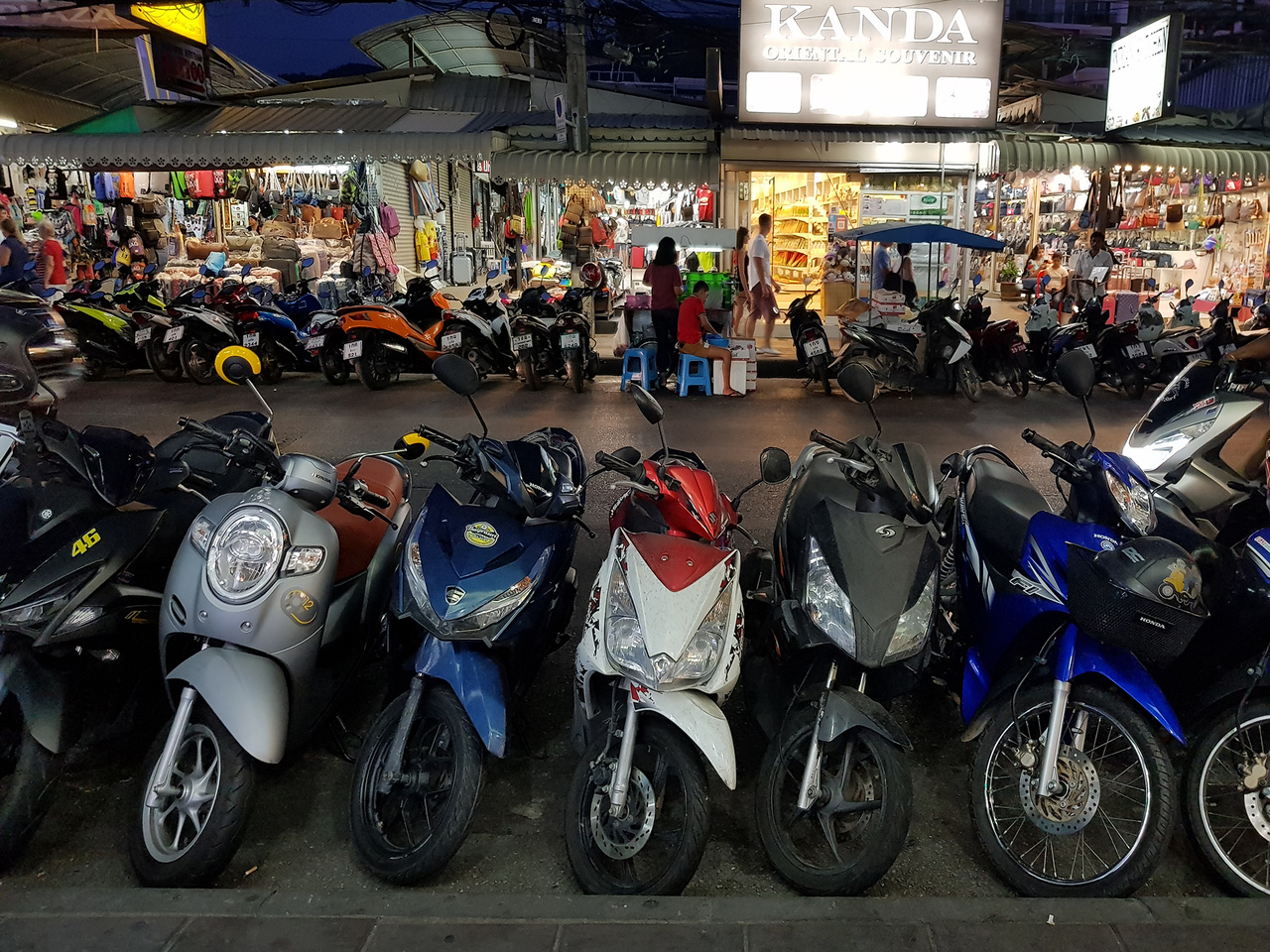 Thaiföld a maga közel hetvenmilliós népességével, mesés természeti csodáival a világ turizmusában kiemelkedő szerepet játszik. A közlekedés az Ázsiában megszokott kissé kaotikus módon, ráadásul a bal oldalon zajlik, főszerepben a robogókkal. Bár nincs annyi belőlük, mint Vietnámban, ahol kb. negyvenmillió(!) motorkerékpárt tartanak nyilván, itt is a legfontosabb közlekedési eszköz egész családok számára. Az elmúlt években folyamatosan 1,6-2 millió db között mozog az értékesített új robogók száma, ehhez képest 7-800 ezer új autó talál gazdára