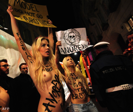 A Femen aktivistái tüntetnek a Versace és az anorexia ellen