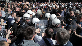 Átszakították a tüntetők az elnöki rezidencia rendőri védelmét Belgrádban